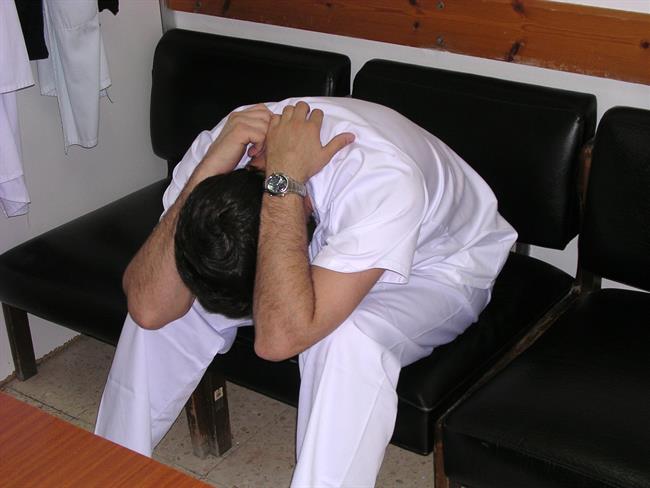 Un enfermero con estrés, deprimido y con síndrome de bunout o profesional quemad | EUROPA PRESS/ARCHIVO/SATSE ep un enfermeroestres deprimidocon sindromebunoutprofesional quemad
