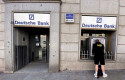 ep un hombre retira dinero de un cajero deutsche bank en madrid espana a 7 de febrero de 2020