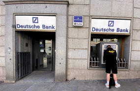 ep un hombre retira dinero de un cajero deutsche bank en madrid espana a 7 de febrero de 2020 ep un hombre retira dinero de un cajero deutsche bank en madrid espana a 7 de febrero de 2020