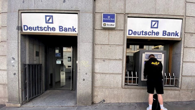 ep un hombre retira dinero de un cajero deutsche bank en madrid espana a 7 de febrero de 2020 ep un hombre retira dinero de un cajero deutsche bank en madrid espana a 7 de febrero de 2020
