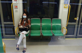 ep un pasajero con mascarillas en el metro de malaga en malaga andalucia espana a 04 de mayo de 2020