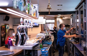 ep un trabajador prepara un cafe durante una jornada marcada por la reapertura de los