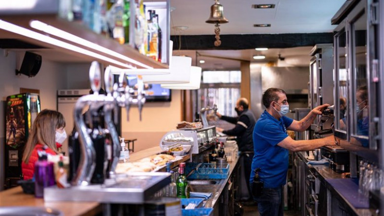 Un trabajador prepara un café durante una jornada marcada por la reapertura de los establecimientos en los municipios vascos pertenecientes a la ‘zona roja’, en Vitoria, Álava, País Vasco, (España), a 10 de febrero de 2021. La reapertura se produce tras l | Iñaki Berasaluce - Europa Press ep un trabajador prepara un cafe durante una jornada marcada por la reapertura de los