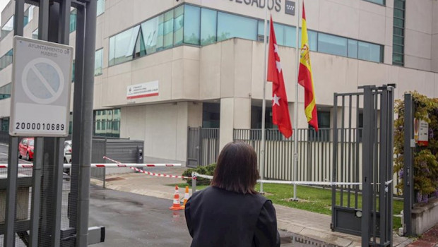 ep una abogada vestida con toga y mascarilla entra a unos juzgados de madrid
