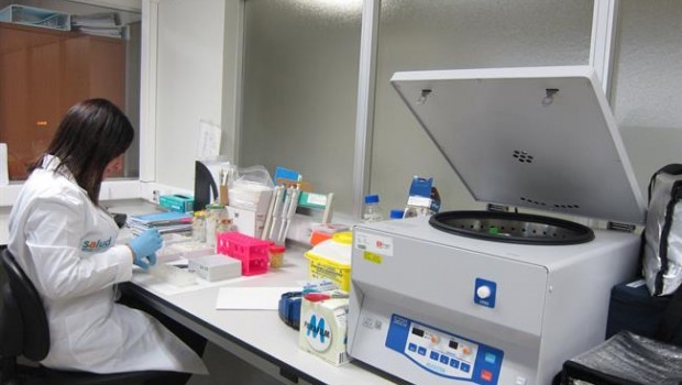 ep una investigadora trabajandolos laboratorioshospital miguel servet