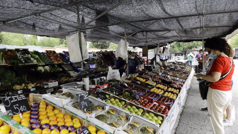 ep una mujer compra en un puesto de frutas en el mercadillo de hortaleza madrid