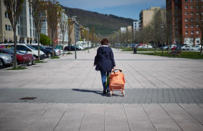 ep una mujer transita por la ciudad despues de realizar la compra de alimentos durante el periodo de