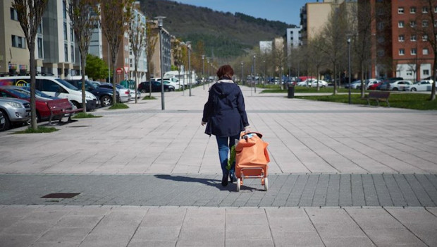 ep una mujer transita por la ciudad despues de realizar la compra de alimentos durante el periodo de