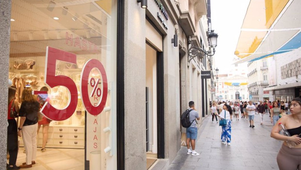 ep varias personas caminan con bolsas durante el comienzo de las rebajas de verano en el centro de