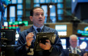 trader-sorprendido-mirando-pantallas-wall-street trader-sorprendido-mirando-pantallas-wall-street
