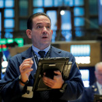 trader-sorprendido-mirando-pantallas-wall-street trader-sorprendido-mirando-pantallas-wall-street