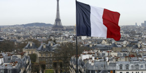 un drapeau francais au dessus des toits a paris 