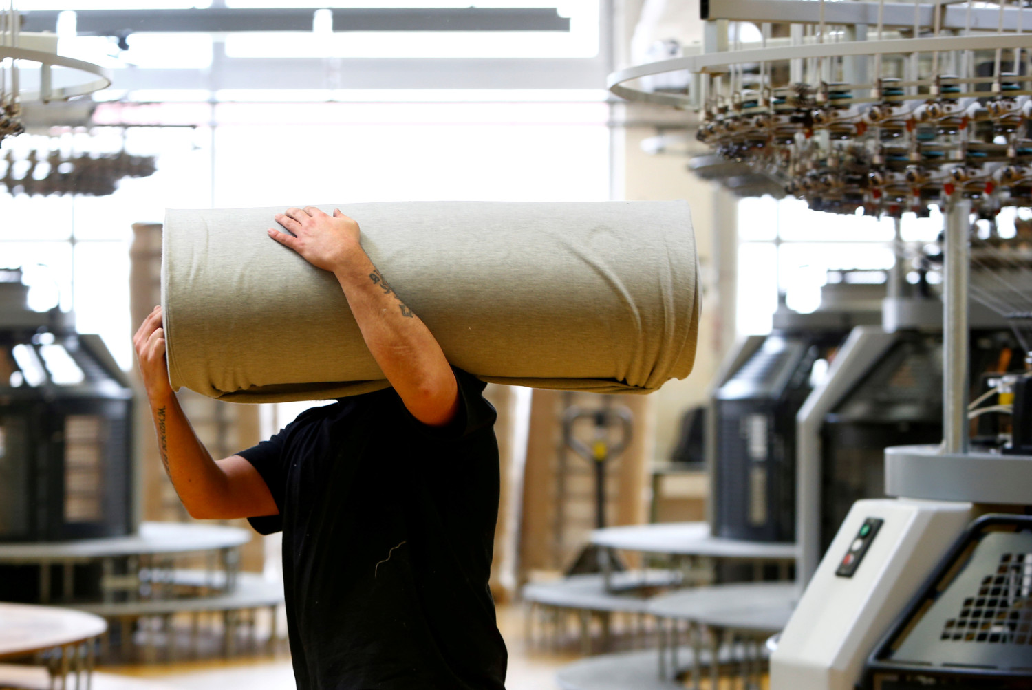 un employe deplace des draperies dans la manufacture de l entreprise textile trigema a burladingen 