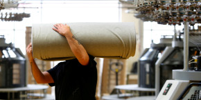 un employe deplace des draperies dans la manufacture de l entreprise textile trigema a burladingen 