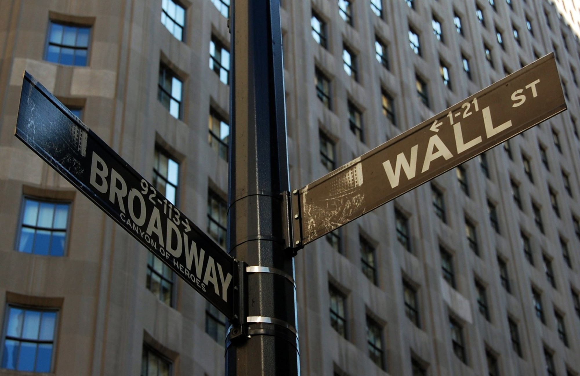Wall Street rompe con tres jornadas al alza a la espera de las actas de la Fed