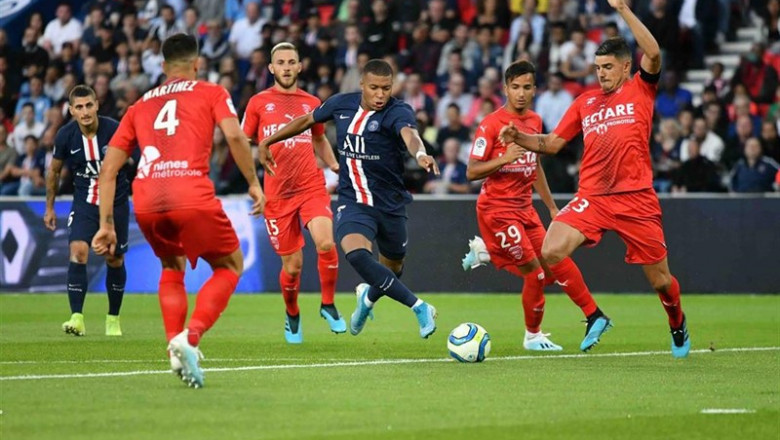 11 August 2019, France, Paris: Paris Saint-Germain's Killian Mbappe (C) battles for the ball with Nimes Olympique players during France Ligue one soccer match between Paris Saint-Germain F.C. and Nimes Olympique at Le Parc des Princes Stadium. Photo: Juli | Julien Mattia/Le Pictorium Agenc / DPA ep 11 august 2019 france paris paris saint-germains killian mbappe c battles for the ball with nimes