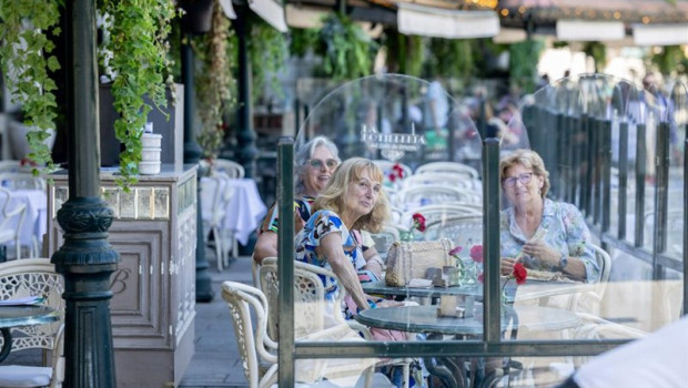 ep archivo   clientes de un bar se refrescan en la terraza a 15 de julio de 2025 en madrid espana