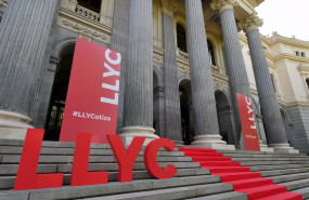 ep archivo   el palacio de la bolsa decorado con el logo de llyc
