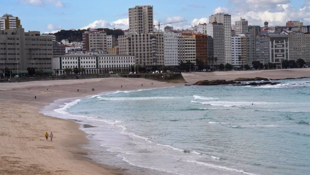 ep archivo   foto de arvicho de las playas orzan y riazor en a coruna galicia espana