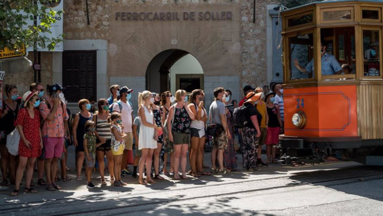 ep archivo un grupo de turistas espera el tranvia que se dirige a soller mallorca islas baleares ep archivo un grupo de turistas espera el tranvia que se dirige a soller mallorca islas baleares