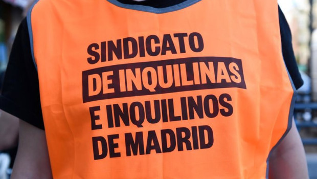 ep archivo   un voluntario del sindicato de inquilinas e inquilinos