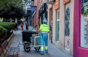 ep archivo   una barrendera trabaja en la calle a 2 de agosto de 2023 en madrid espana