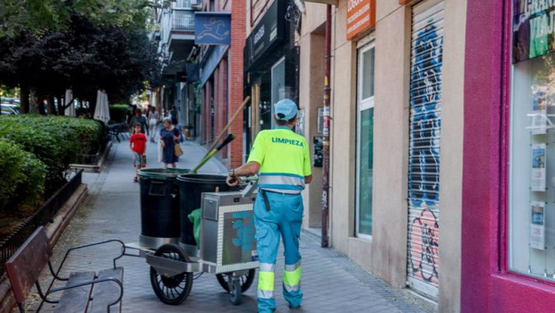 ep archivo   una barrendera trabaja en la calle a 2 de agosto de 2023 en madrid espana