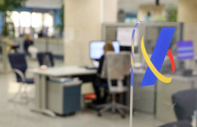 ep archivo   una empleada trabaja en una oficina de la agencia tributaria