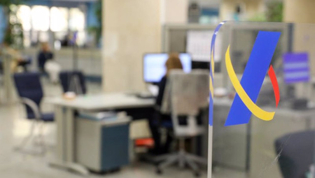 ep archivo   una empleada trabaja en una oficina de la agencia tributaria