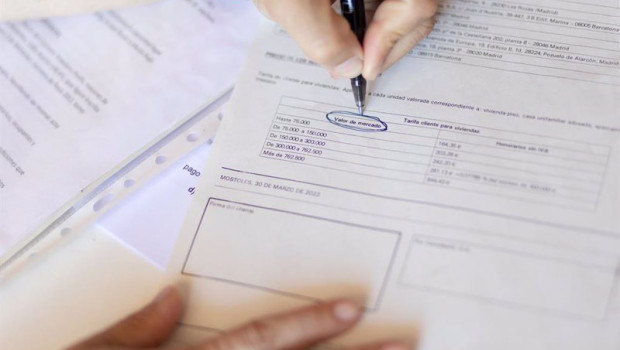 ep archivo   una mujer senala el valor de mercado de la escritura de una hipoteca