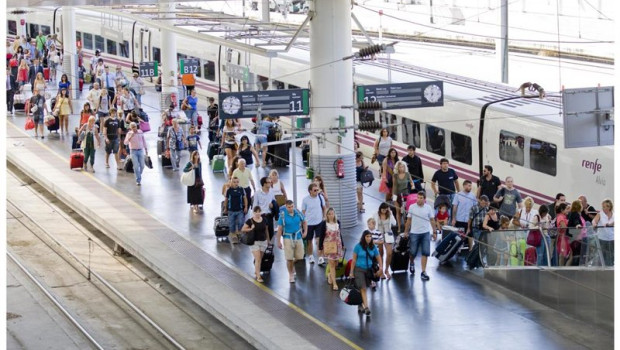 ep archivo   viajeros de renfe en una estacion de alta velocidad