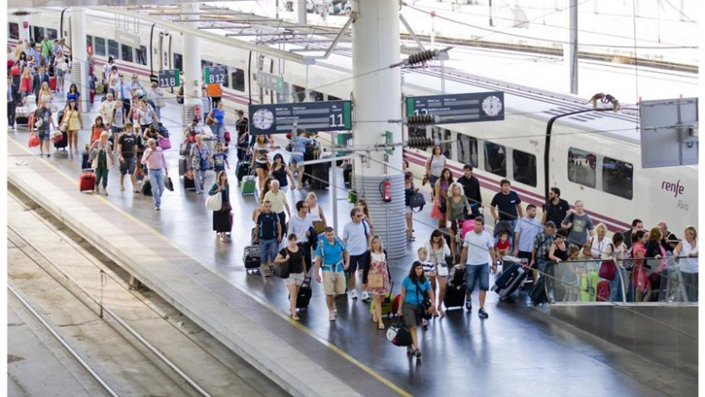 ep archivo   viajeros de renfe en una estacion de alta velocidad