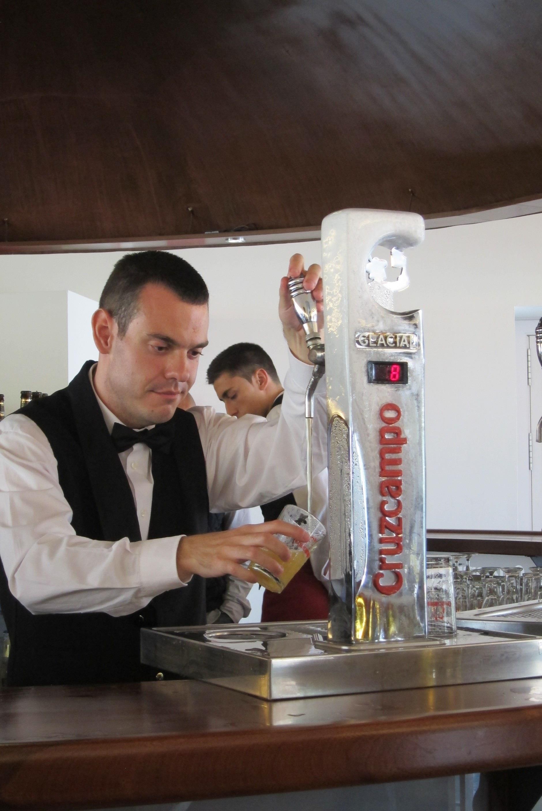 EUROPA PRESS ep camarero sirve cerveza