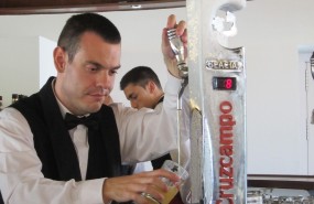 ep camarero sirve cerveza