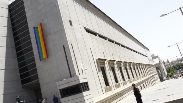 ep congreso celebraorgullo colgandobanderaarcoiris