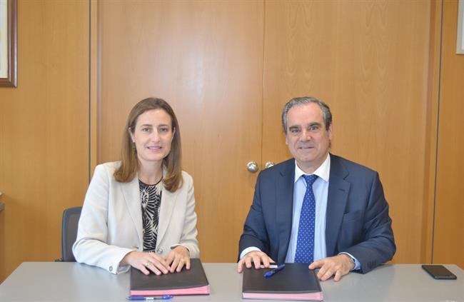 Cristina Henríquez de Luna y Jesús Aguilar, firmando el acuerdo | BERBÉS ASOCIADOS ep cristina henriquezlunajesus aguilar firmandoacuerdo