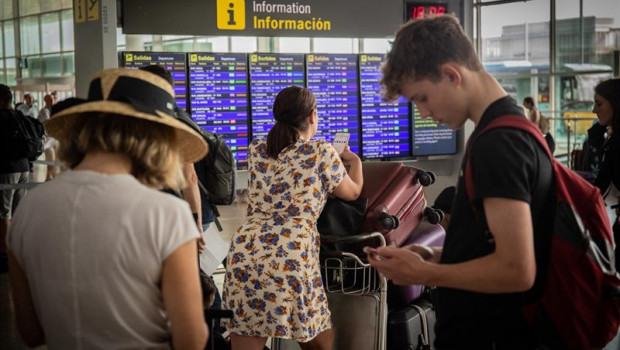 ep diferentes viajeros esperanfrentepanelinformacionlos vuelossalidaaeropuerto josep tarradellas barcelona-prat durantehuelgapersonaltierraiberiabarcelona