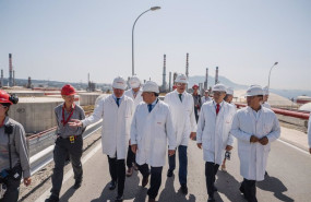ep el ministro de industria y turismo jordi hereu junto a responsables de cepsa en san roque
