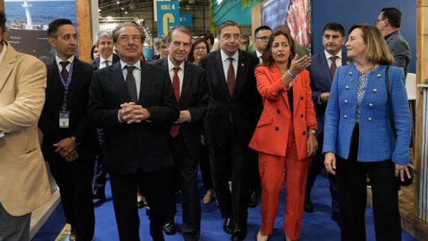 ep el ministro luis planas junto a la conselleira do mar marta villaverde y otras autoridades visita