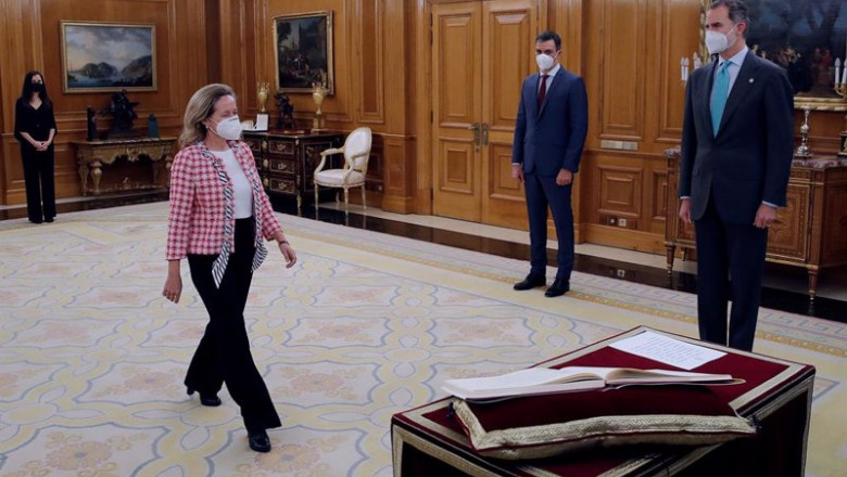 El Rey Felipe VI preside la jura o promesa de la vicepresidenta segunda y ministra de Asuntos Económicos y Transformación Digital, Nadia Calviño, en el Palacio de la Zarzuela, Madrid, (España), a 31 de marzo de 2021. | Pool ep el rey felipe vi preside la jura o promesa de la vicepresidenta segunda y ministra de asuntos