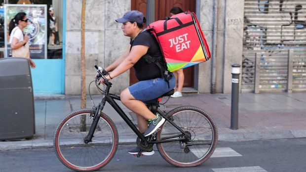 ep fotografia de un repartidor de la empresa de reparto just eat transitando en bicicleta por una