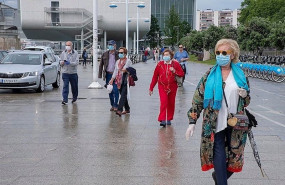 ep gente paseando por santander con mascarilla