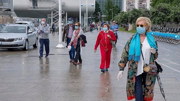 ep gente paseando por santander con mascarilla