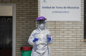 ep imagen de archivo de un sanitario durante las de recogidas de muestras a personas