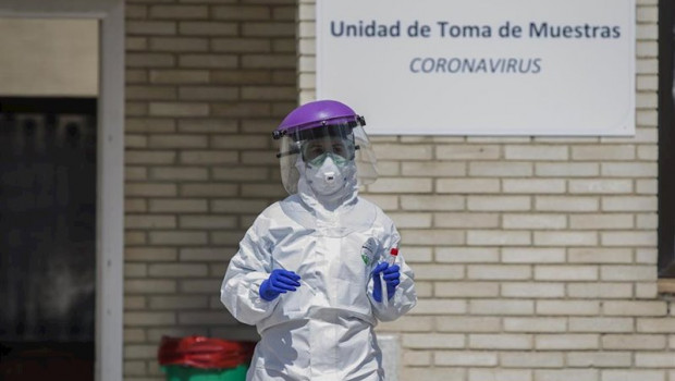 ep imagen de archivo de un sanitario durante las de recogidas de muestras a personas