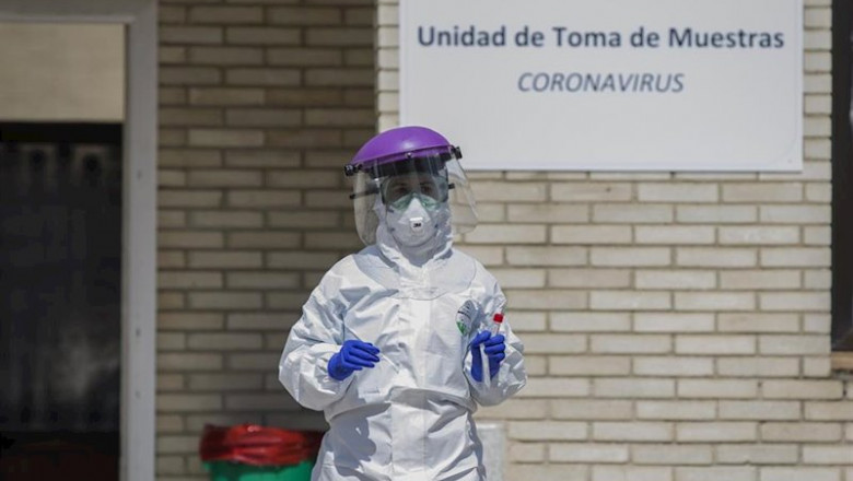 ep imagen de archivo de un sanitario durante las de recogidas de muestras a personas