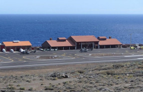 ep llegan al aeropuerto de el hierro los dos helicopteros superpuma del ejercito del aire con ocho