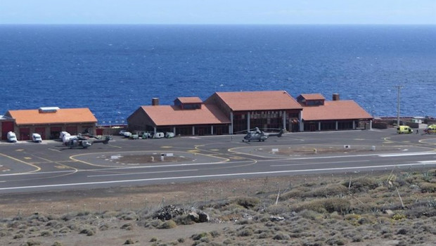 ep llegan al aeropuerto de el hierro los dos helicopteros superpuma del ejercito del aire con ocho