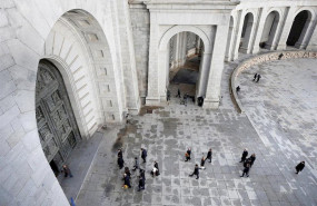 ep los familiares de la familia franco acompanados por el prior de la basilica del valle de los