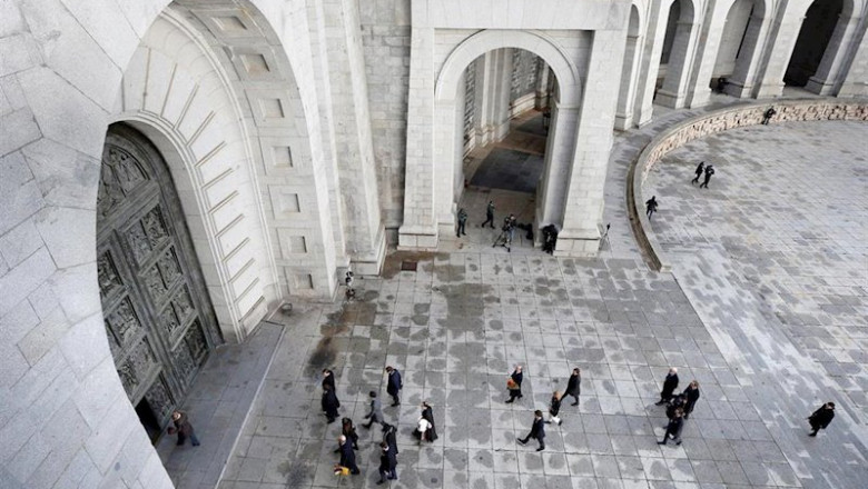 Los familiares de la familia Franco acompañados por el prior de la basílica del Valle de los Caídos, Santiago Cantera, acceden al templo para asistir a la exhumación de los restos del dictador en la basílica, donde están presentes las autoridades que repr | Pool ep los familiares de la familia franco acompanados por el prior de la basilica del valle de los
